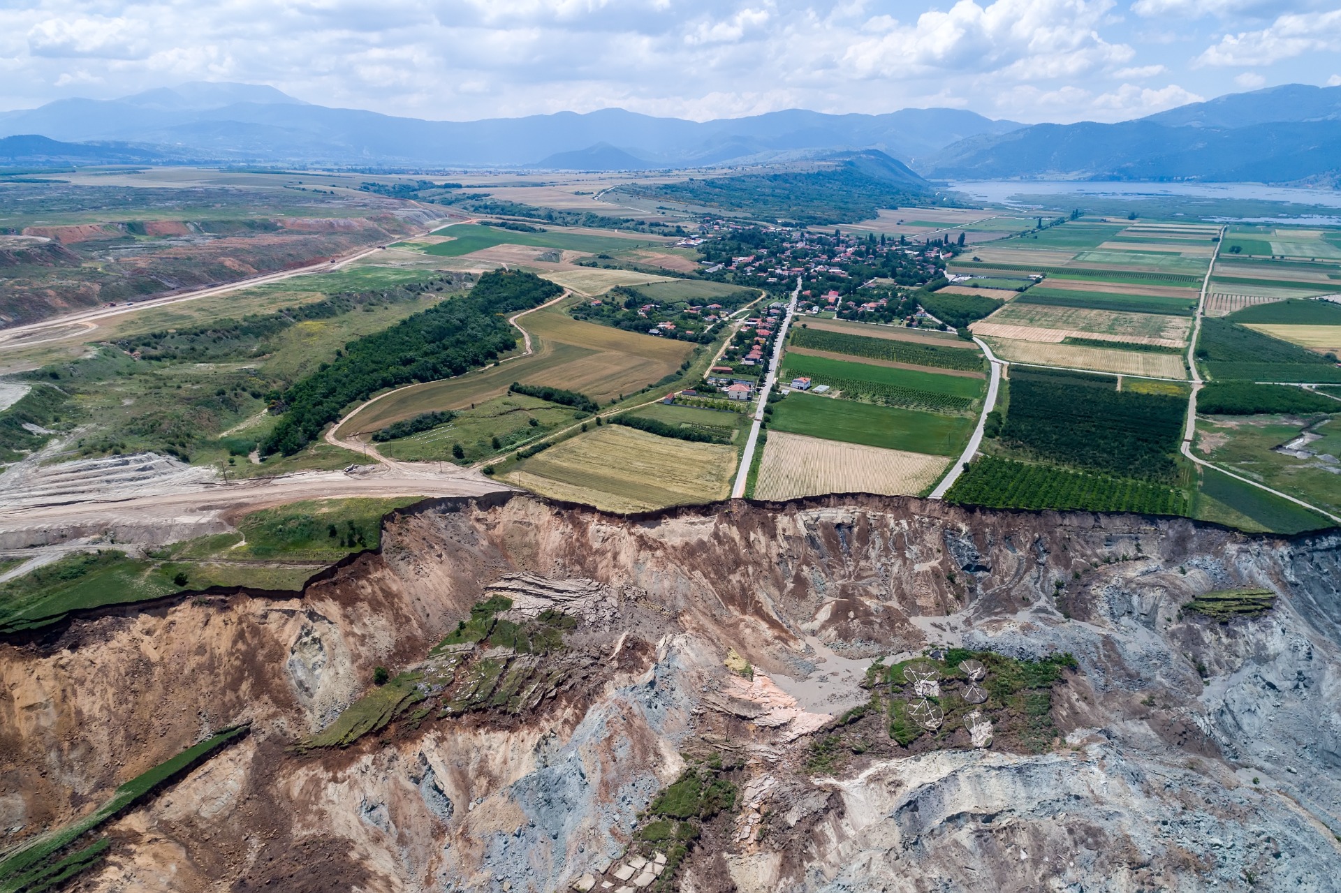 Sesuv půdy v hnědouhelném dolu. Amyntaio, Florina, Řecko
