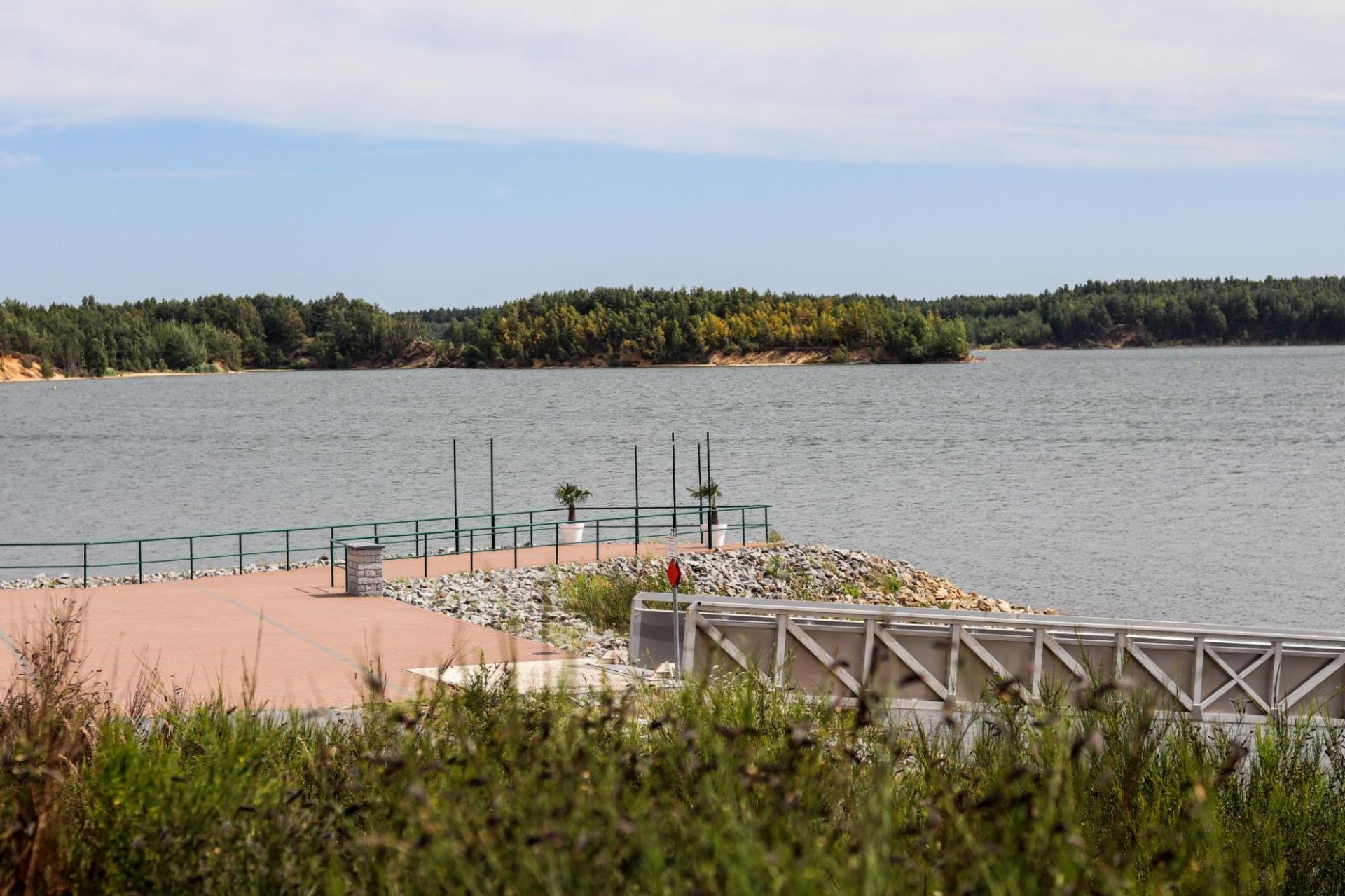 Pobřeží jezera Bärwalder See v německé Lužici. Dnes je okolí jezera oblíbeným cílem k rekreaci.