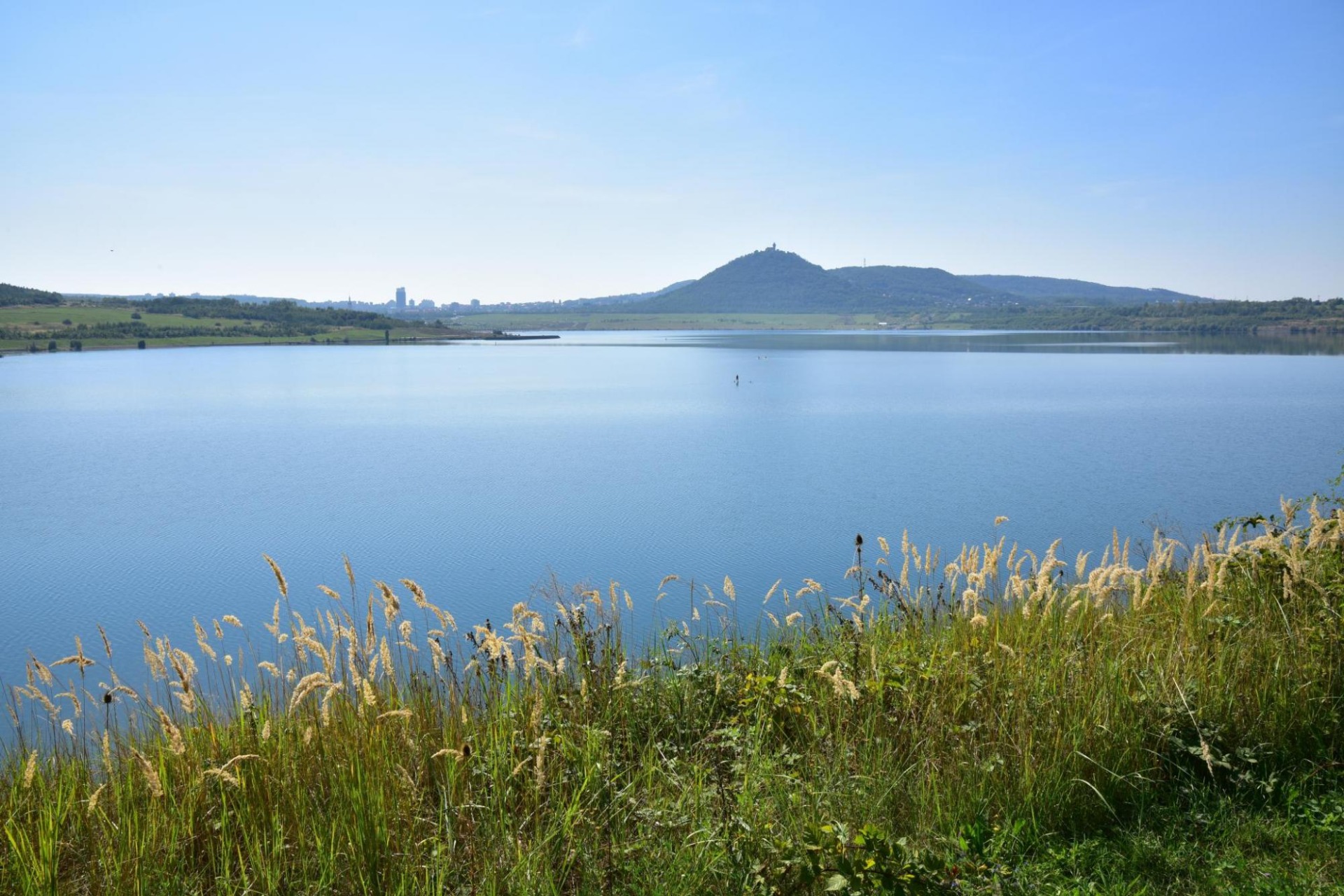Pohled na jezero Most v severních Čechách (311 ha). Jezero vzniklo v letech 2008–2014 zatopením hnědouhelného lomu Ležáky. Dnes slouží k rekreaci a stal se z něj také významný přírodní biotop pro vodní ptactvo.